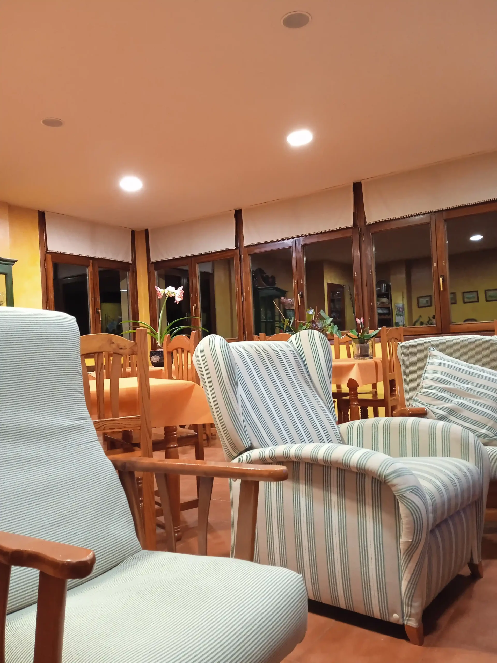 11-salon-comedor-galeria_el-aposento-de-babia