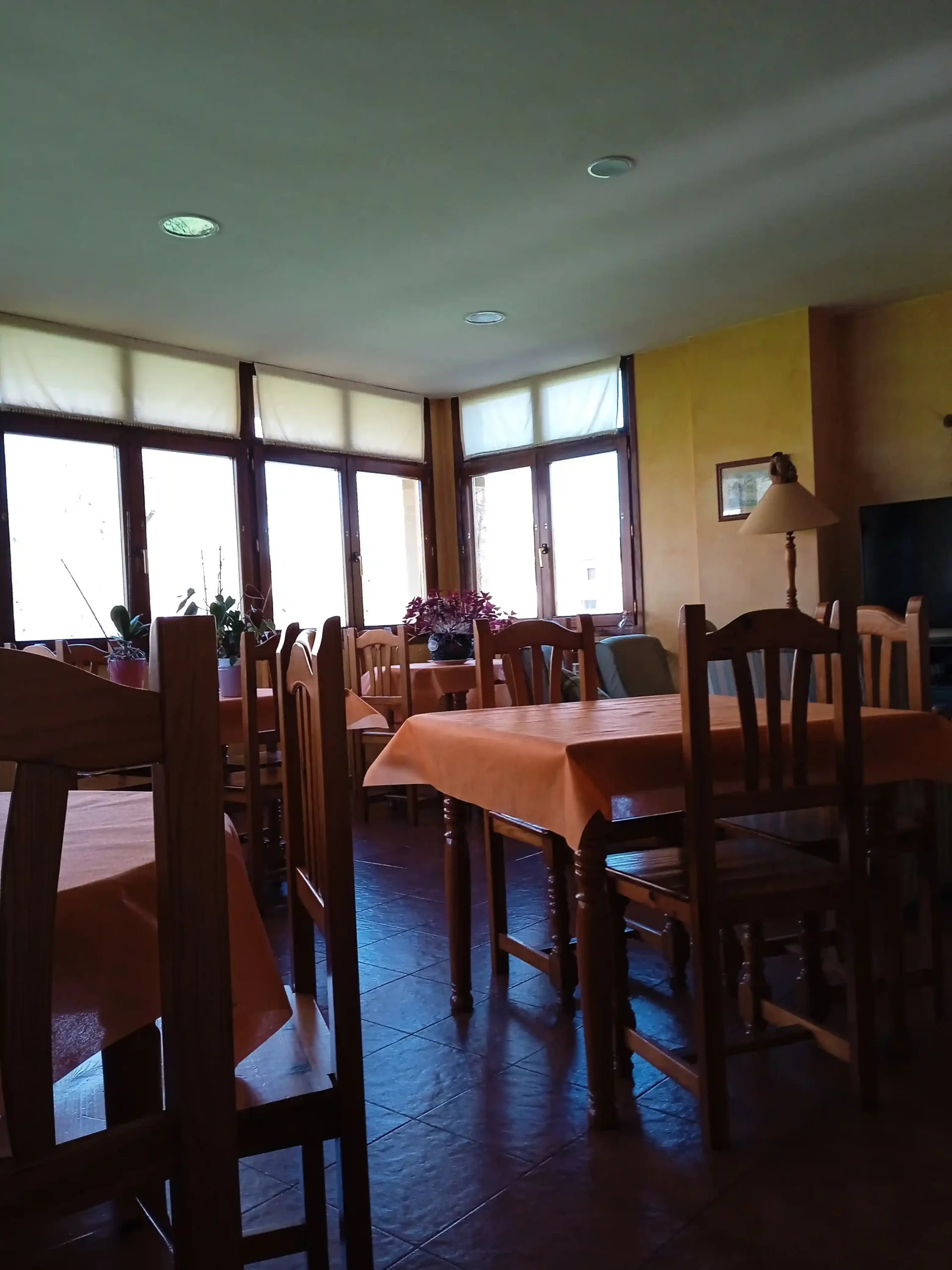 15-salon-comedor-galeria_el-aposento-de-babia