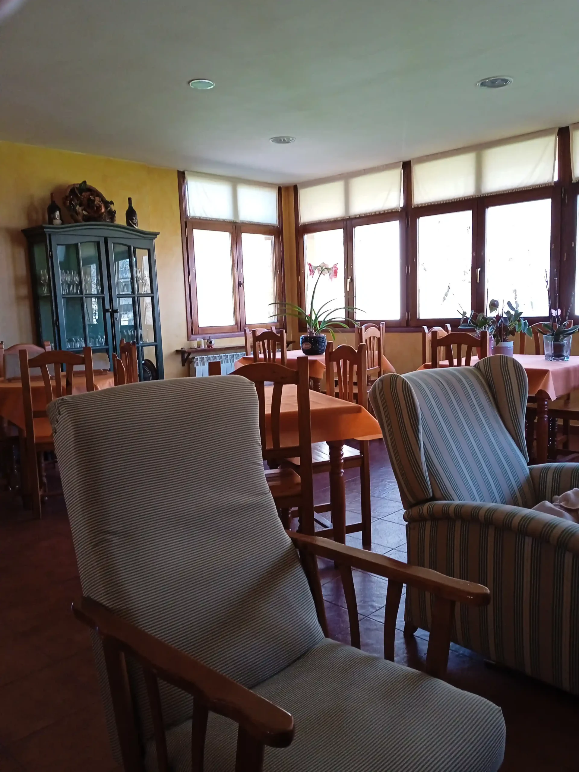 17-salon-comedor-galeria_el-aposento-de-babia