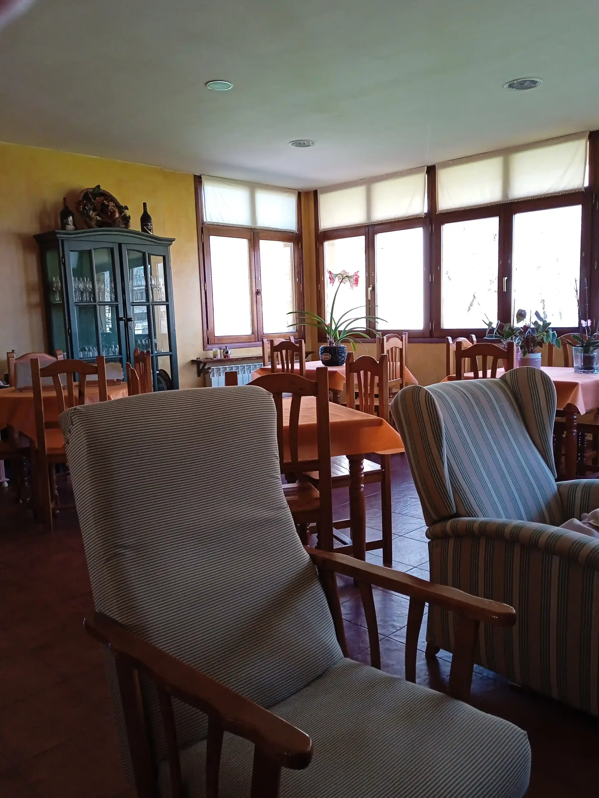 18-salon-comedor-galeria_el-aposento-de-babia