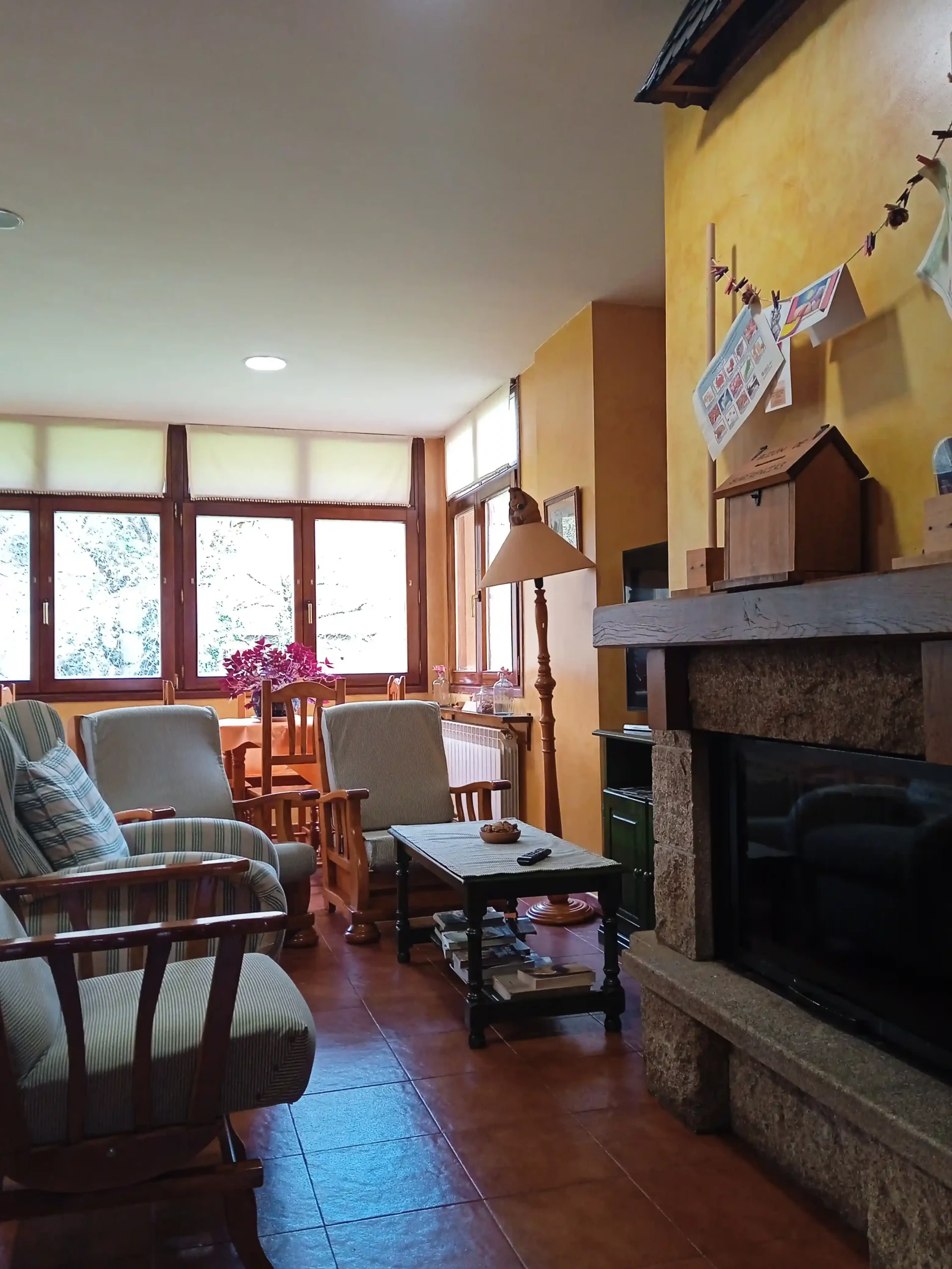 3-salon-comedor-galeria_el-aposento-de-babia