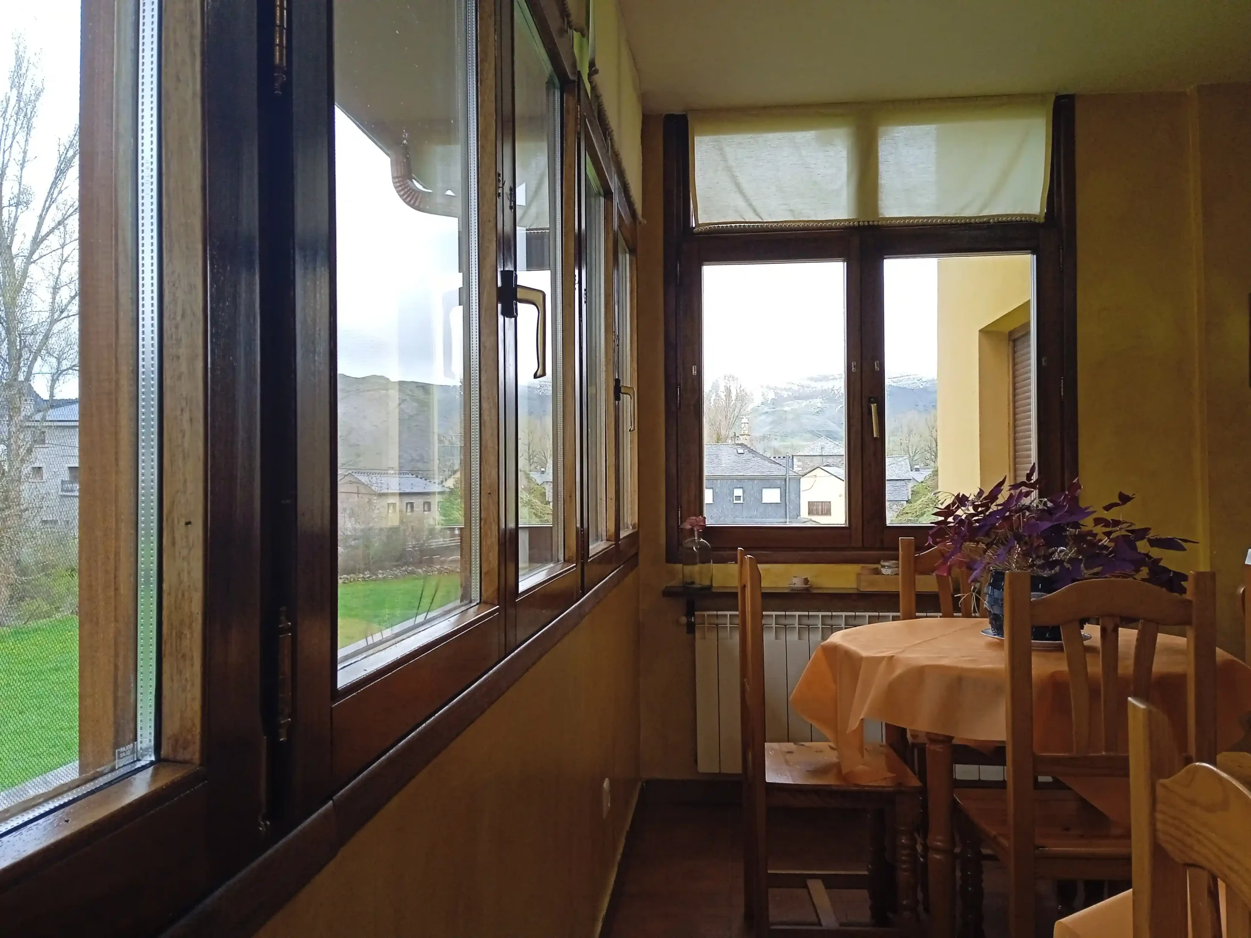 4-salon-comedor-galeria_el-aposento-de-babia