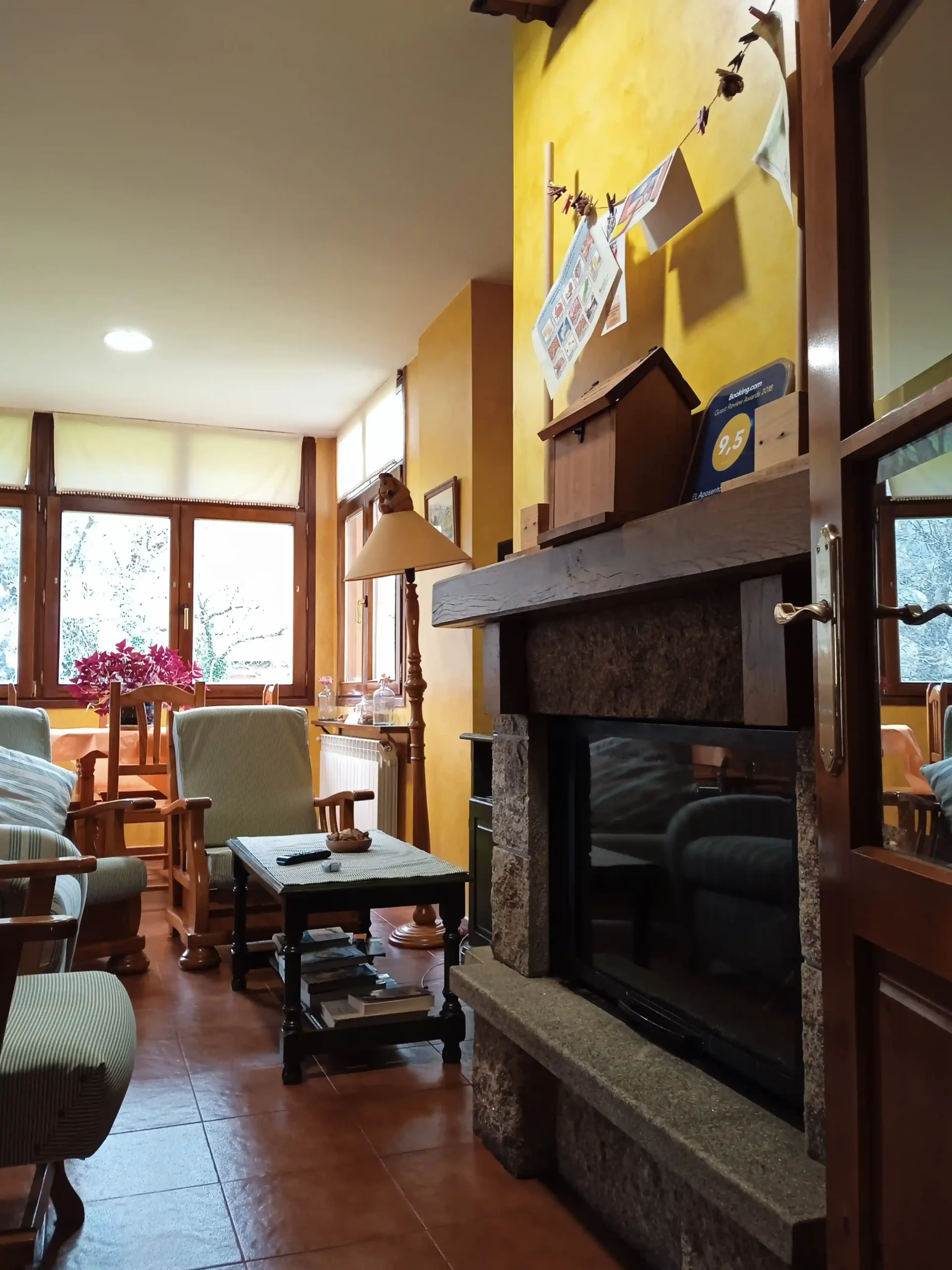 6-salon-comedor-galeria_el-aposento-de-babia