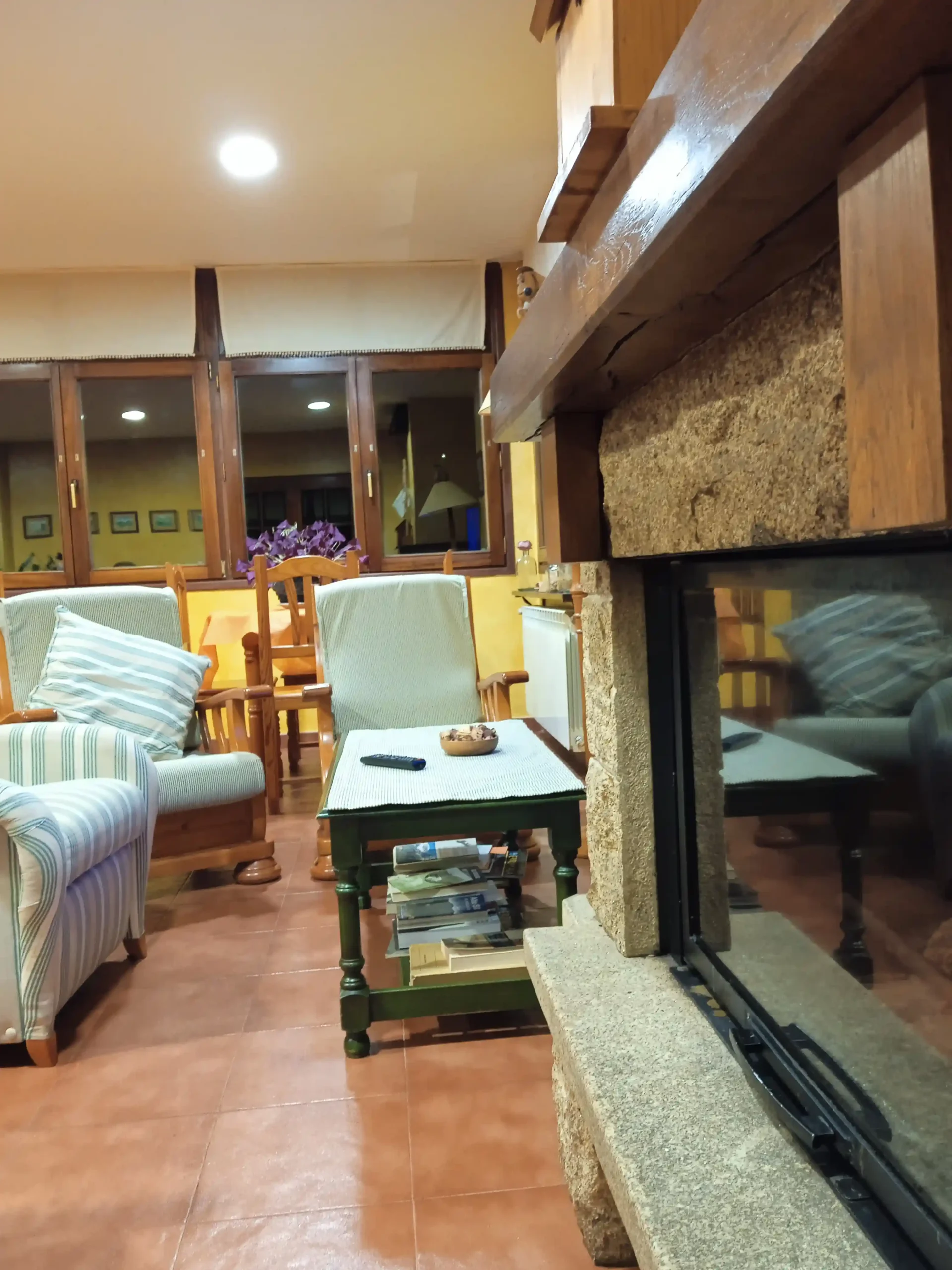 8-salon-comedor-galeria_el-aposento-de-babia