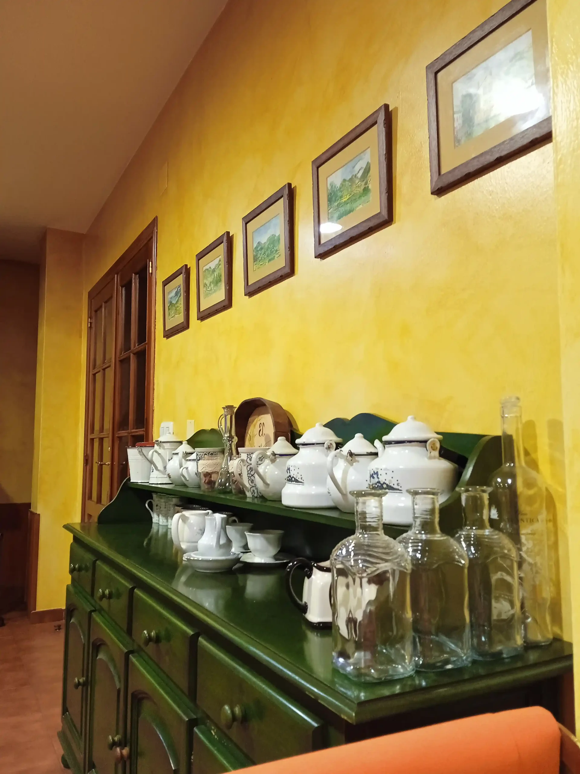 9-salon-comedor-galeria_el-aposento-de-babia